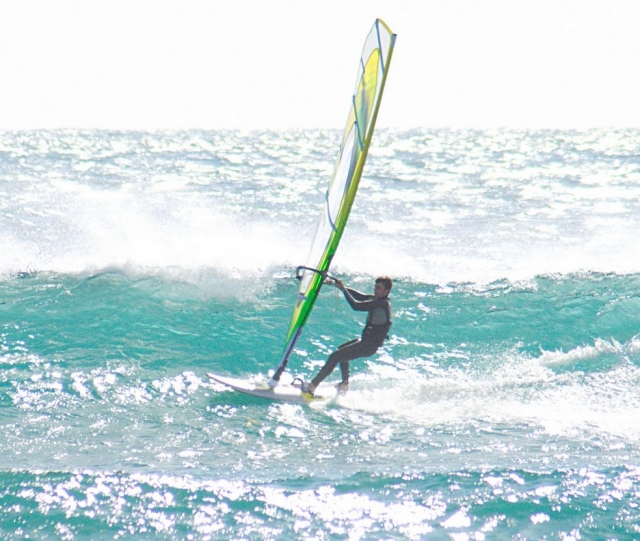 Windsurf con grandes olas